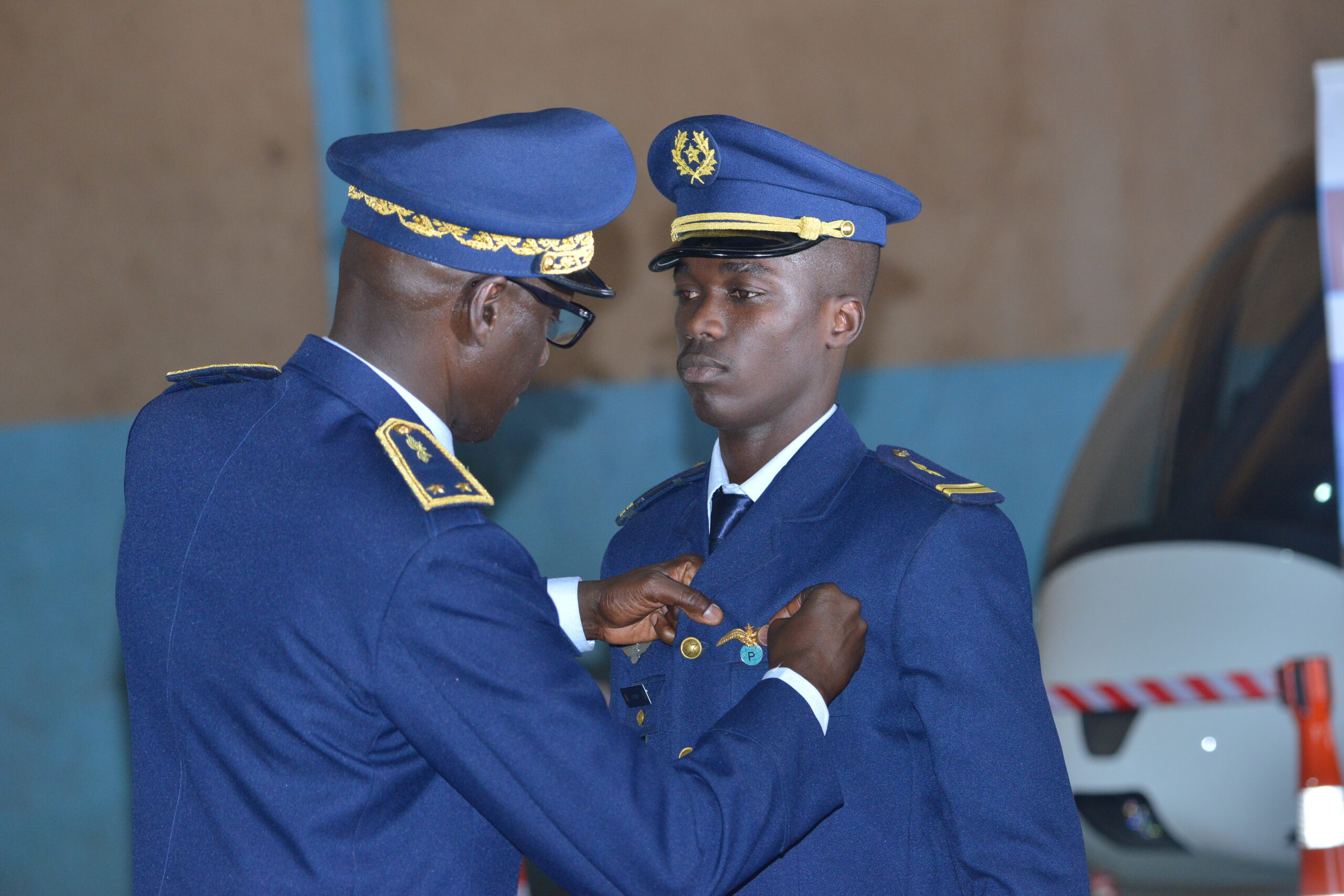 remise-d-insigne-de-pilote-au-lieutenant-ousmane-diop-par-le-g-n-ral-de